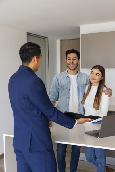 pareja-de-vista-lateral-hablando-con-agente-de-bienes-raices